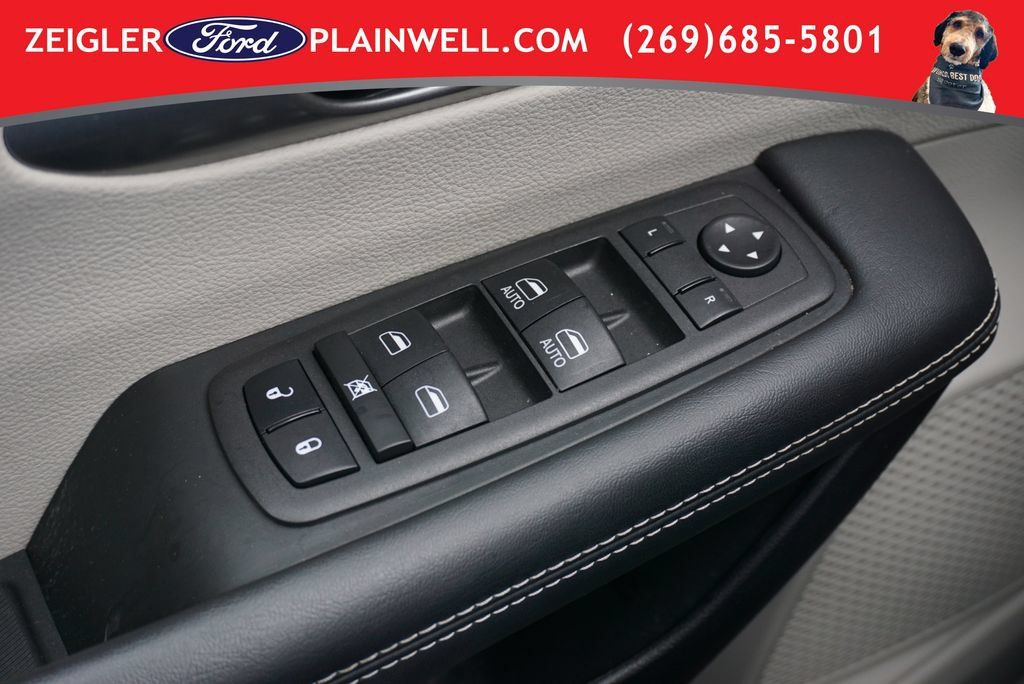 Used 2024 Chrysler Pacifica Touring-L FWD image 32
