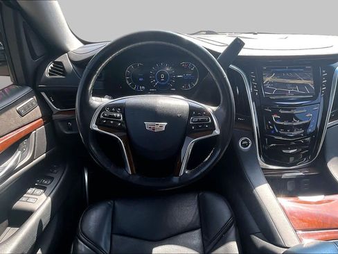 Used 2020 Cadillac Escalade Luxury RWD image 6