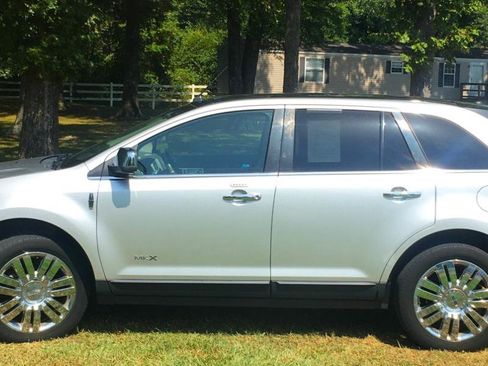 Used 2010 Lincoln MKX 2WD image 2