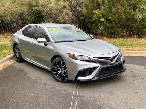 Used 2021 Toyota Camry SE image 1