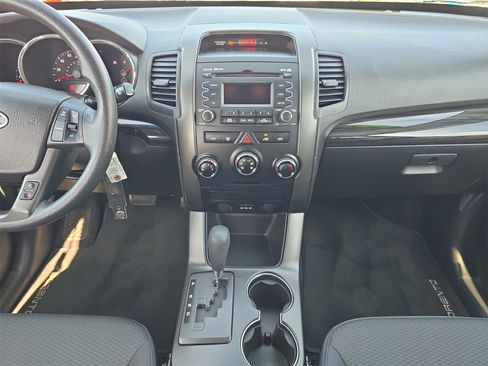 Used 2013 Kia Sorento LX image 10