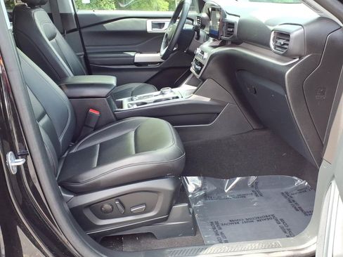 Certified 2024 Ford Explorer XLT w/ Equipment Group 202A AWD/4WD image 5