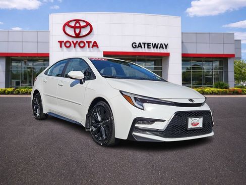 Used 2024 Toyota Corolla SE w/ SE Premium Package FWD image 3