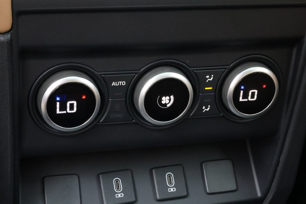 New 2026 Land Rover Defender 110 X-Dynamic SE AWD/4WD image 30