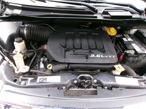 Used 2015 Chrysler Town & Country Touring-L w/ Driver Convenience Group image 9