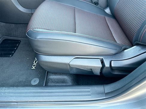 Used 2025 Nissan Kicks SR image 9