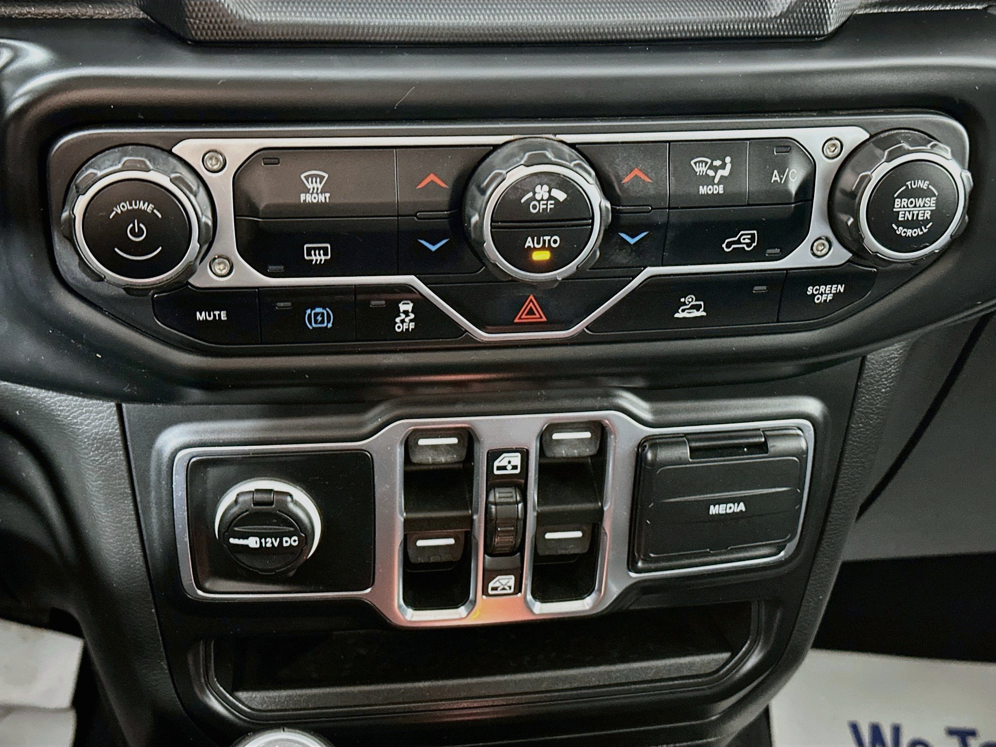 Used 2023 Jeep Wrangler Unlimited Sahara AWD/4WD image 16