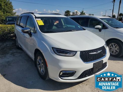 Used 2023 Chrysler Pacifica Limited w/ Uconnect Theater Family Group image 3