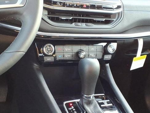 New 2026 Jeep Compass Latitude image 9