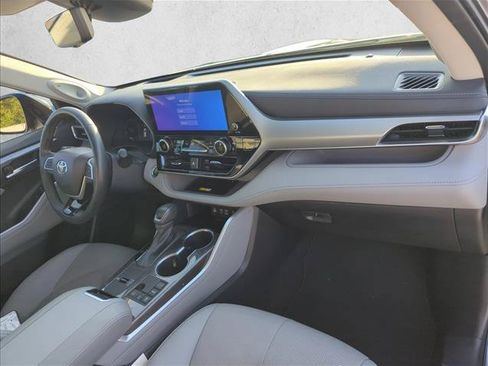 Used 2023 Toyota Highlander Platinum FWD image 29