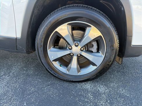 Used 2019 Jeep Cherokee Limited image 31