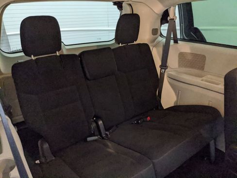 Used 2018 Dodge Grand Caravan SE w/ UConnect Hands-Free Group image 19