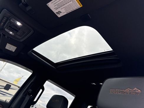 Used 2025 Chevrolet Silverado 1500 High Country image 12