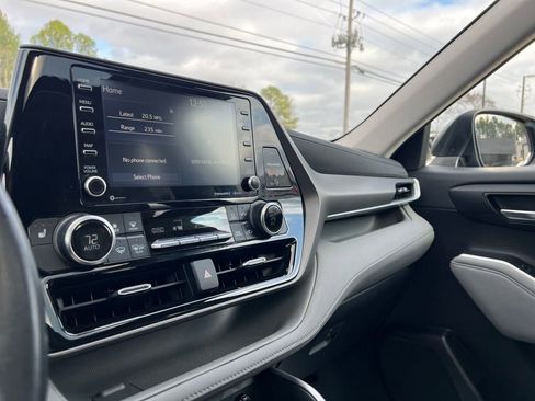 Used 2022 Toyota Highlander XLE image 18