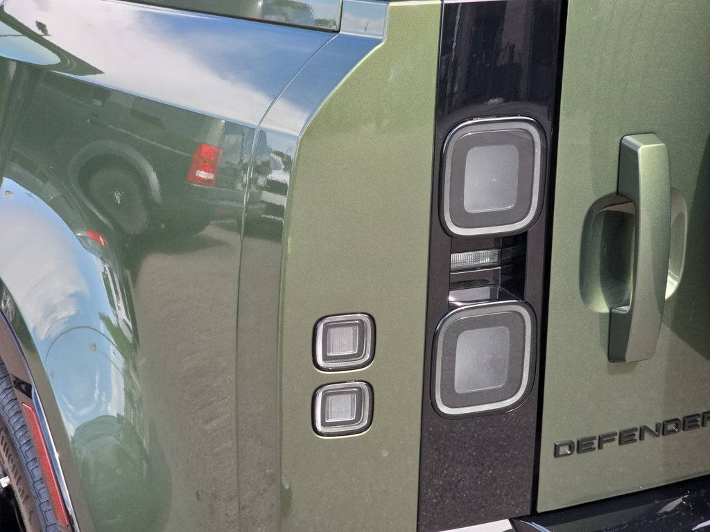 New 2026 Land Rover Defender 110 X-Dynamic SE AWD/4WD image 23