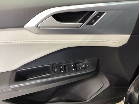 Certified 2025 Volkswagen Taos SE w/ Panoramic Sunroof Package image 25