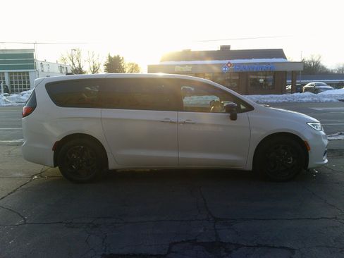 Used 2024 Chrysler Pacifica Select image 6