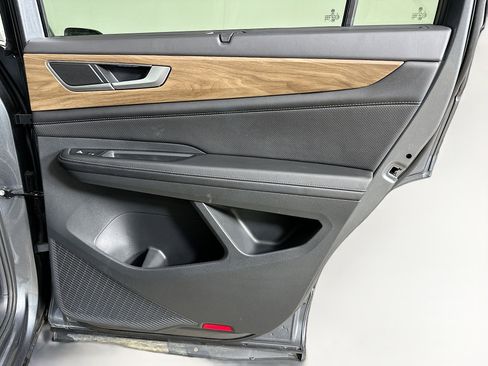 Used 2025 Volkswagen Atlas SE image 31