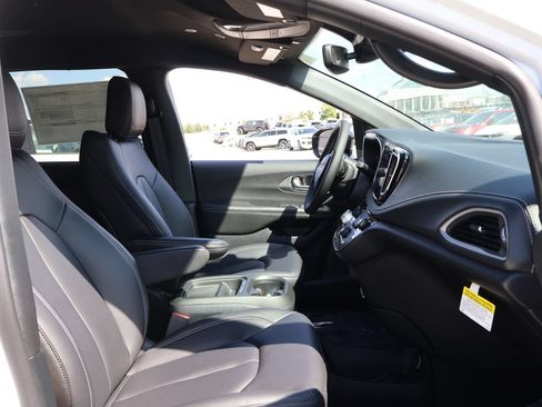 New 2027 Chrysler Pacifica Select FWD image 8