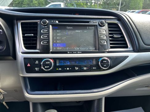 Used 2018 Toyota Highlander Plus FWD image 18
