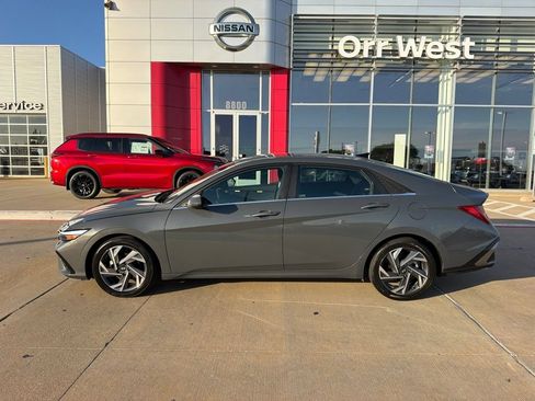 Used 2025 Hyundai Elantra SEL FWD image 2