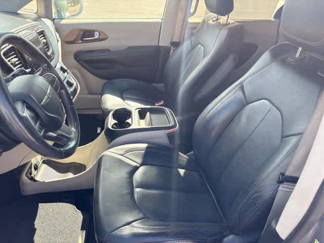 Used 2018 Chrysler Pacifica Touring-L w/ Premium Audio Group FWD image 11