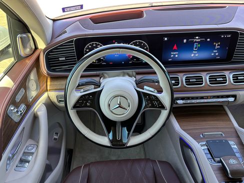 Used 2025 Mercedes-Benz Maybach GLS 600 4MATIC image 32