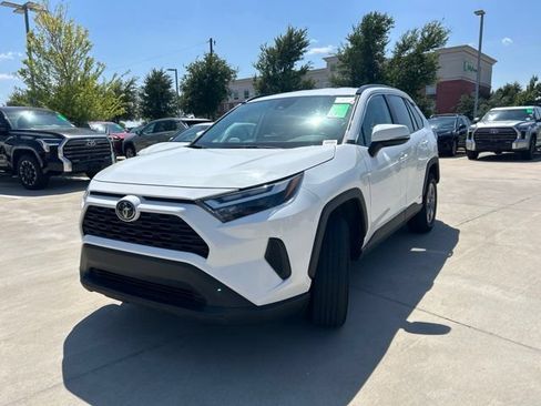 Used 2025 Toyota RAV4 XLE AWD/4WD image 8