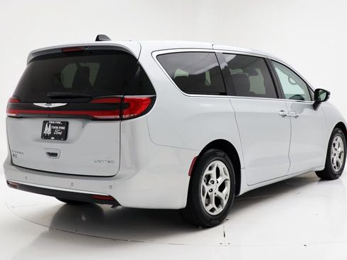 Used 2024 Chrysler Pacifica Limited image 9