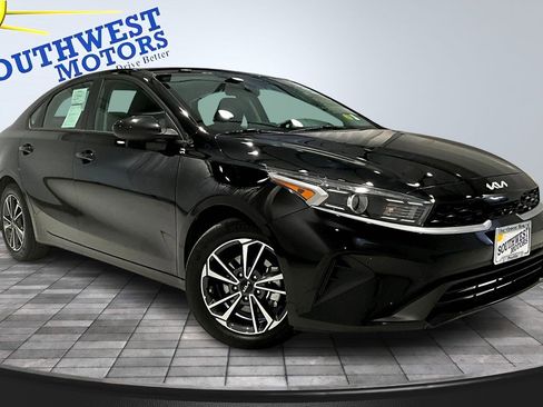 Used 2024 Kia Forte LXS image 3