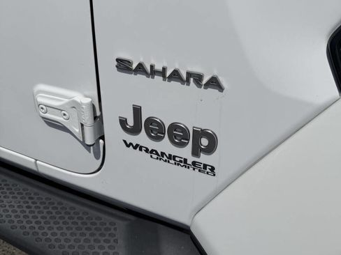 Used 2018 Jeep Wrangler Unlimited Sahara w/ LED Lighting Group AWD/4WD image 14