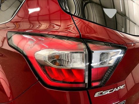 Used 2018 Ford Escape SE w/ SE Sync 3 Package FWD image 28