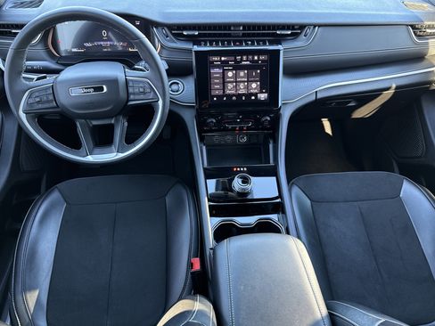 Used 2023 Jeep Grand Cherokee L Laredo image 27