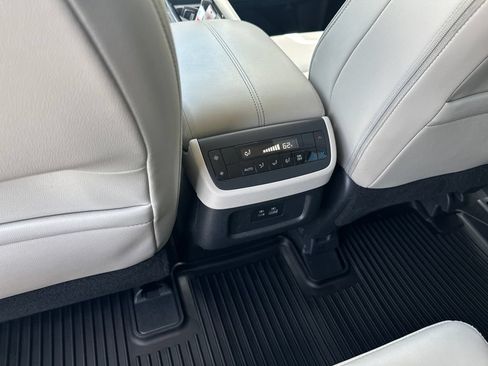 Used 2023 Nissan Pathfinder SL AWD/4WD image 33