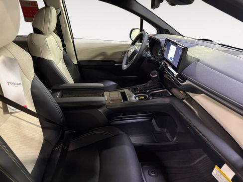 Used 2025 Toyota Sienna Platinum FWD image 23