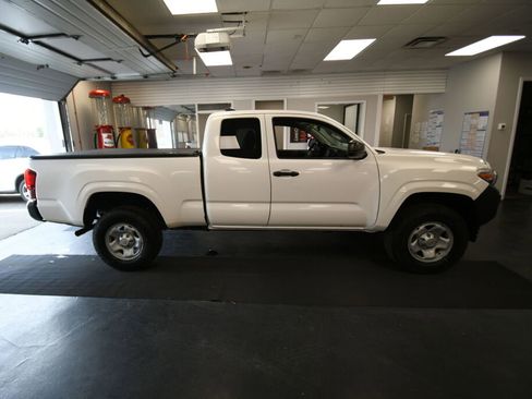 Certified 2022 Toyota Tacoma SR AWD/4WD image 9