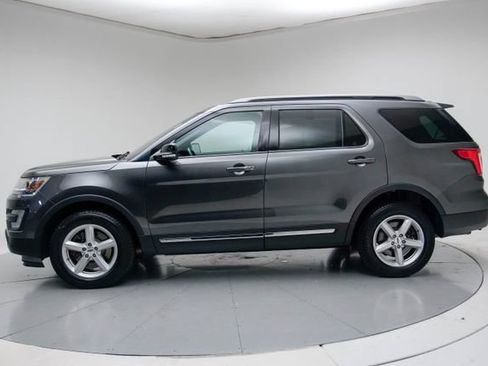 Used 2017 Ford Explorer XLT w/ Equipment Group 202A AWD/4WD image 8