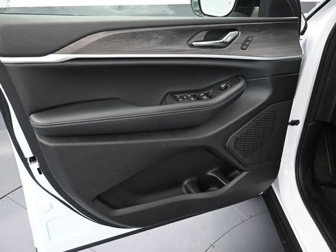 New 2025 Jeep Grand Cherokee L Limited w/ Trailer Tow Package image 19