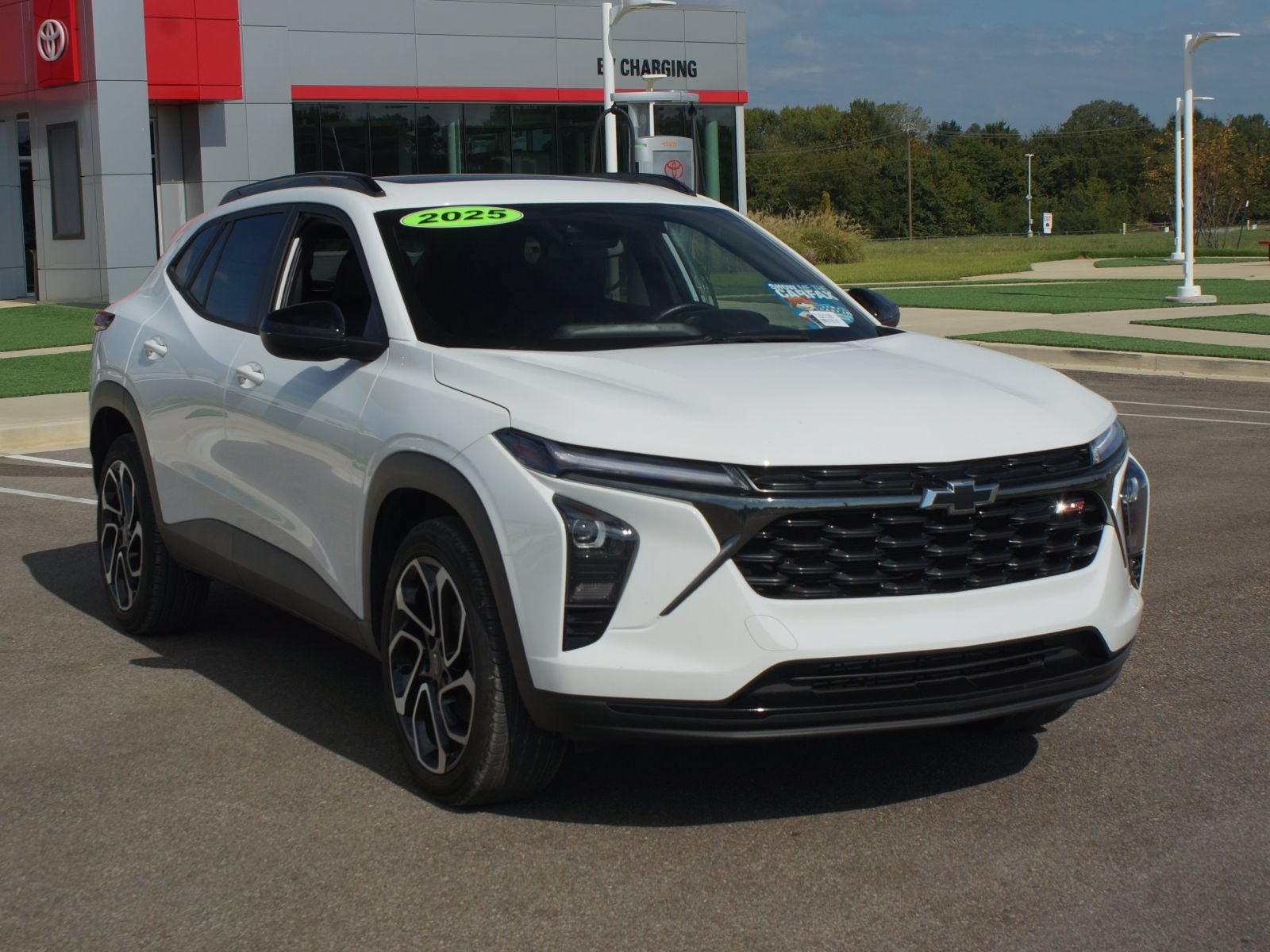 Used 2025 Chevrolet Trax RS w/ Sunroof Package FWD image 2