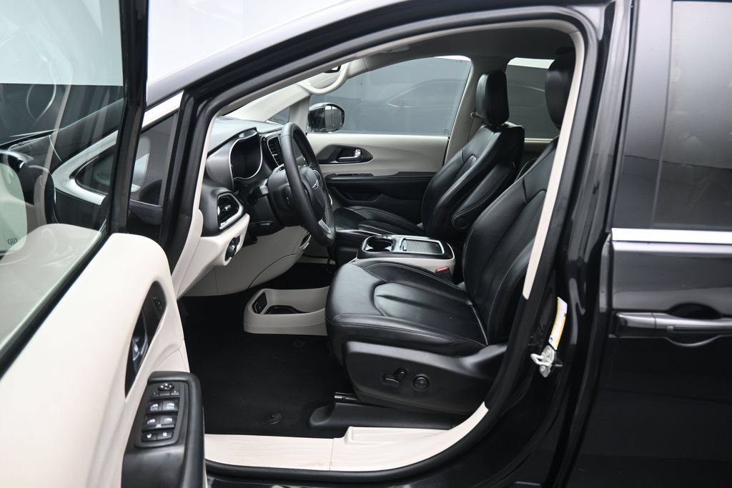 Used 2024 Chrysler Pacifica Touring-L FWD image 11