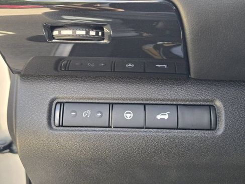 Used 2024 Nissan Pathfinder SV w/ SV Premium Package FWD image 21