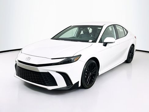 Used 2025 Toyota Camry SE FWD image 3