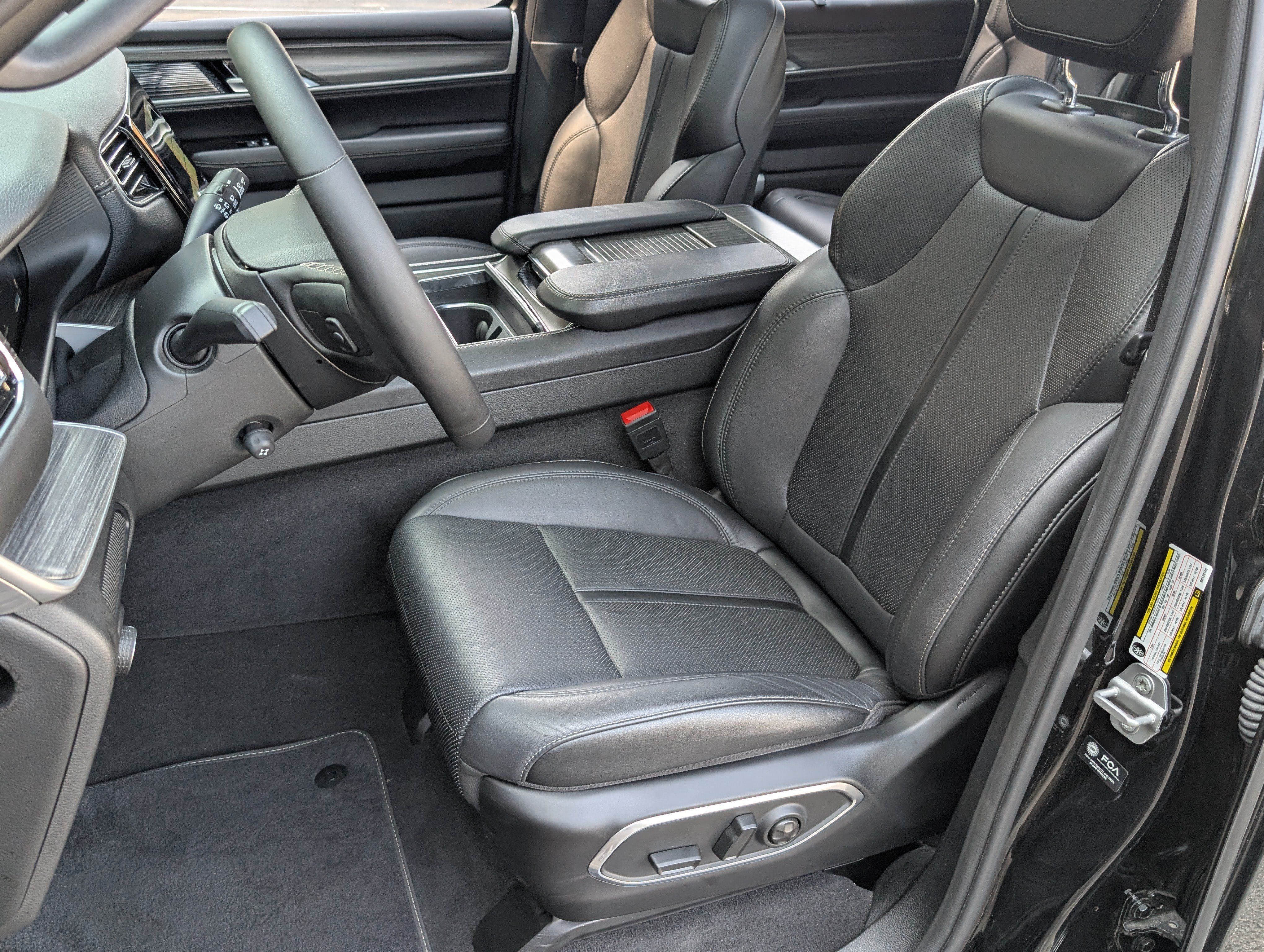 Used 2024 Jeep Wagoneer L Series II w/ Convenience Group I AWD/4WD image 17