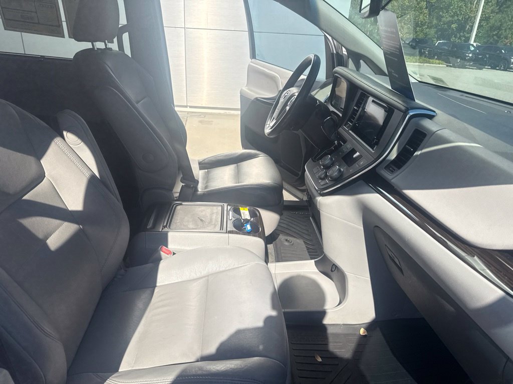 Used 2017 Toyota Sienna Limited FWD image 35