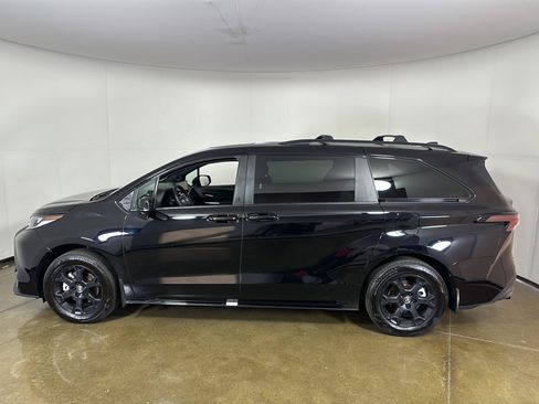 Used 2025 Toyota Sienna XLE Woodland Edition AWD/4WD image 22