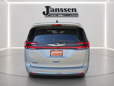 Used 2023 Chrysler Pacifica Touring-L FWD image 4