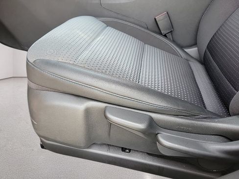 Used 2025 Chevrolet Trax LT FWD image 12