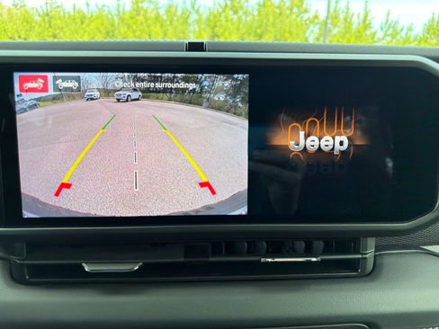 Used 2024 Jeep Wrangler Unlimited Rubicon w/ Technology Group image 10