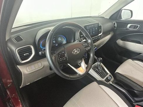 Used 2025 Hyundai Venue SEL FWD image 12