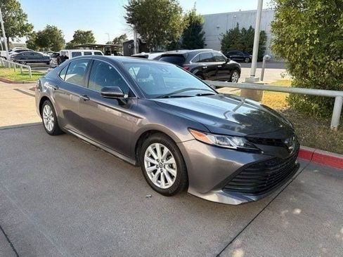 Used 2019 Toyota Camry LE FWD image 3